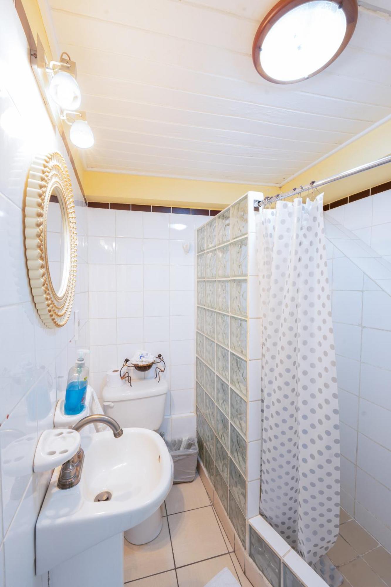 Deyna'S City Inn St. George's Номер фото