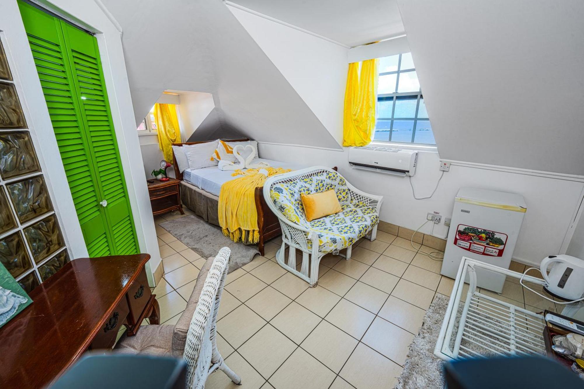 Deyna'S City Inn St. George's Номер фото