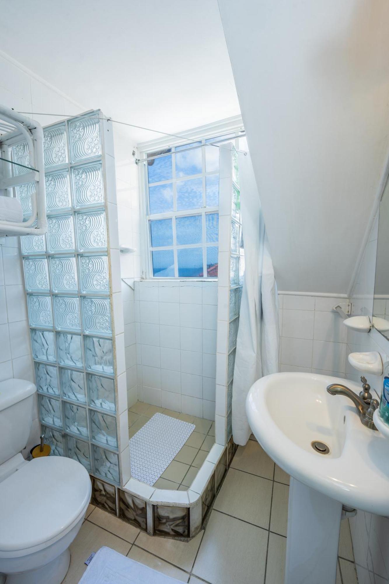 Deyna'S City Inn St. George's Экстерьер фото